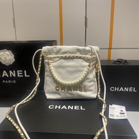 Chanel  23春夏新款 mini 22bag跟大尺寸一樣的亮面小牛皮搭配