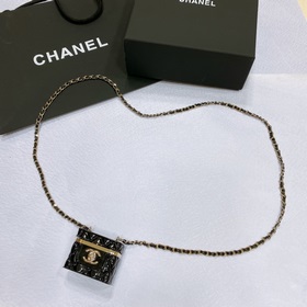 chanel 23新款包包長項鍊樹脂搭配正方形包包，結合小牛皮編織鍊條與不同元