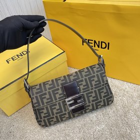 名稱：FENDI 小號布包品質：頂級原單品質型號：8850小號顔色：啡布料