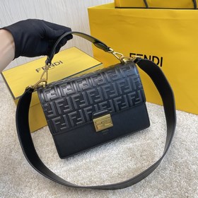 名稱：FENDI （芬迪）Kan I品質：原單品質型號：大號8839顔色：