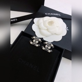 Chanel   22P 香奈兒最新款黑白相間方鑽珍珠耳釘小香經典配色黑白色經典