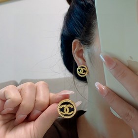 Chanel 香奈兒雙C中古黑色耳釘 這款随意搭配都是非常好看百搭時尚單品 日常