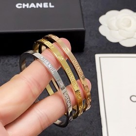 Chanel  新款香奈兒Chanel窄版雕刻字母手镯超重工bling blin