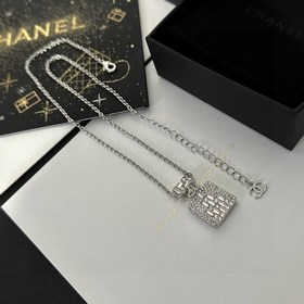 Chanel香奈兒 中古 字母項鍊小香家的款式真心無需多介紹每一款都超好看，精緻