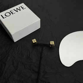 L0EWE 羅意威 耳釘，以及一個帶有LOEWE雕花菱形扣的圈形搭扣，精緻耐看，