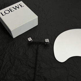 L0EWE 羅意威 耳釘，以及一個帶有LOEWE雕花菱形扣的圈形搭扣，精緻耐看，