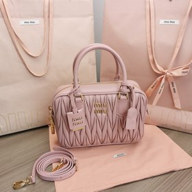 大號粉色現貨岀貨5BB124：MiuMiu新品too pretty保齡球手袋，