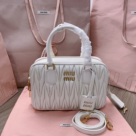 大號白色現貨岀貨5BB124：MiuMiu新品too pretty保齡球手袋，