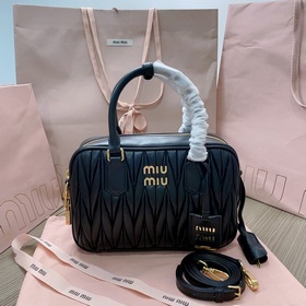 大號黑色現貨岀貨5BB124：MiuMiu新品too pretty保齡球手袋，