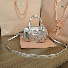 5BB123：MiuMiu新品too pretty保齡球手袋，采用進口小羊皮經典