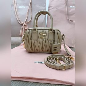 5BB123：MiuMiu新品too pretty保齡球手袋，采用進口小羊皮經典