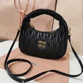 5BC125：MiuMiu新品MiuWander手袋，采用進口小羊皮經典品牌标志