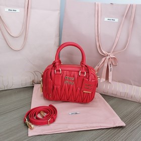 新款 紅色岀貨 5BB123：MiuMiu新品too pretty保齡球手袋，