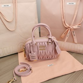 淺粉 5BB123：MiuMiu新品too pretty保齡球手袋，采用進口小羊