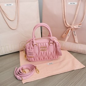 5BB123：MiuMiu新品too pretty保齡球手袋，采用進口小羊皮經典