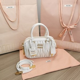 白色  5BB123：MiuMiu新品too pretty保齡球手袋，采用進口小