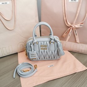 灰藍  5BB123：MiuMiu新品too pretty保齡球手袋，采用進口小