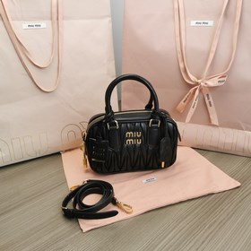 克色  5BB123：MiuMiu新品too pretty保齡球手袋，采用進口小