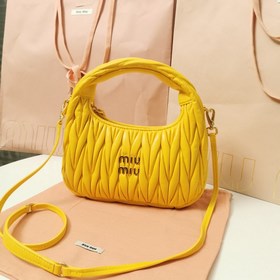 5BC125：MiuMiu新品MiuWander手袋，采用進口小羊皮經典品牌标志