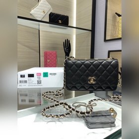 chanel trendy Woc鍊條包 小羊皮 翻蓋開合 金屬牌 旋轉搭扣