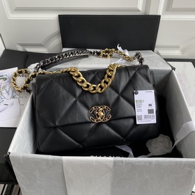 1161中號chanel Bag 結合一切經典的枕頭包這款包是Karl La