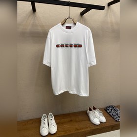 Gucci、GU 空心字母印花圓領短袖 原,400購買，白色針織棉、 Gu織