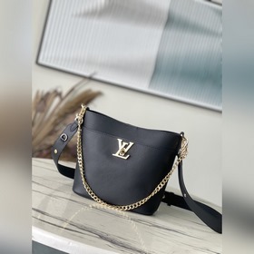 LV M24006 黑色 Lock and Walk水桶包取材輕盈舒适的粒面牛皮