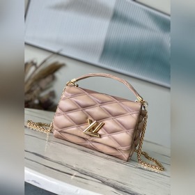 LV M23568 杏色 本款G0-14中號手袋取材華美羊皮革，以指縫圖案緻敬品