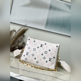 LV M22954 本款Coussin BB手袋為羊皮革壓印Monogram圖案