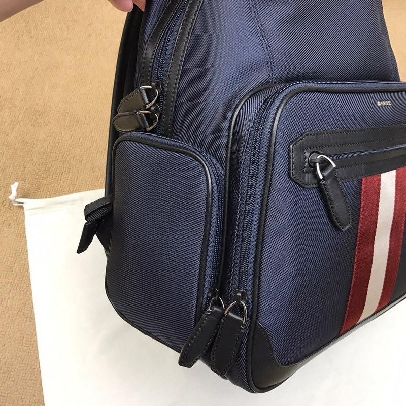 BALLY最新款雙肩背包，以實(shí)用風(fēng)格演繹的 Chapmay 時(shí)尚雙肩背包由堅(jiān)韌的