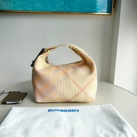 Burberry最新飯盒包尺寸：21.5 x 10.5 x 23cm柔軟立挺