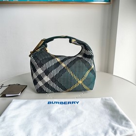 Burberry最新飯盒包尺寸：21.5 x 10.5 x 23cm柔軟立挺