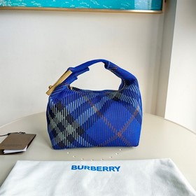 Burberry最新飯盒包尺寸：21.5 x 10.5 x 23cm柔軟立挺