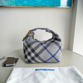 Burberry最新飯盒包尺寸：21.5 x 10.5 x 23cm柔軟立挺