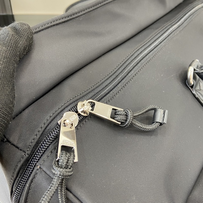 《配全套原廠綠色禮品袋》新品GG法杜爾系列旅行包。這款行李袋為2025秋冬男裝推