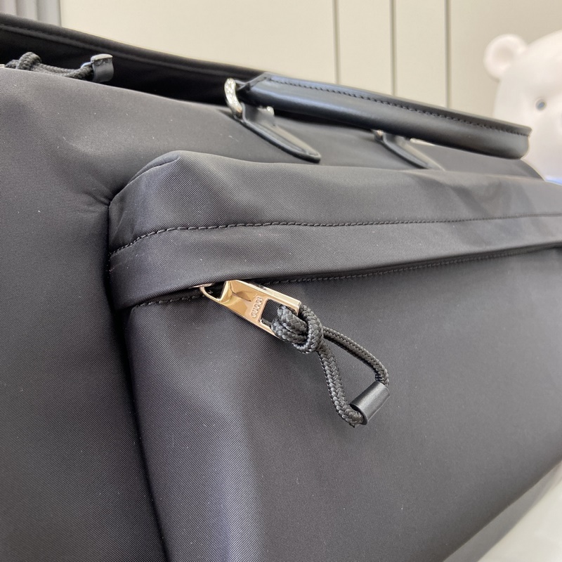 《配全套原廠綠色禮品袋》新品GG法杜爾系列旅行包。這款行李袋為2025秋冬男裝推