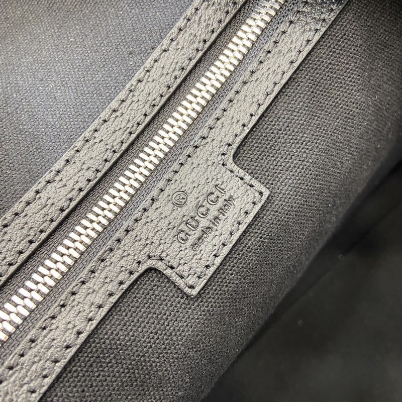 《配全套原廠綠色禮品袋》【新品】GG中號旅行包。經典材質一如既往地為Gucci創