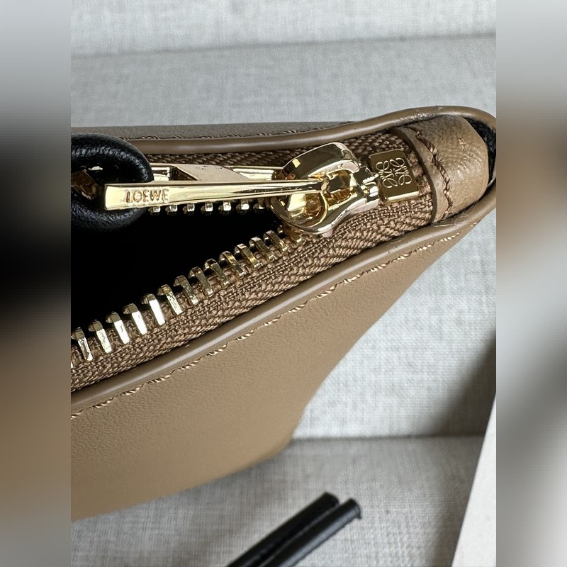 原廠皮 2025新款手包   型號3045亮面納帕牛皮革Knot T 亮