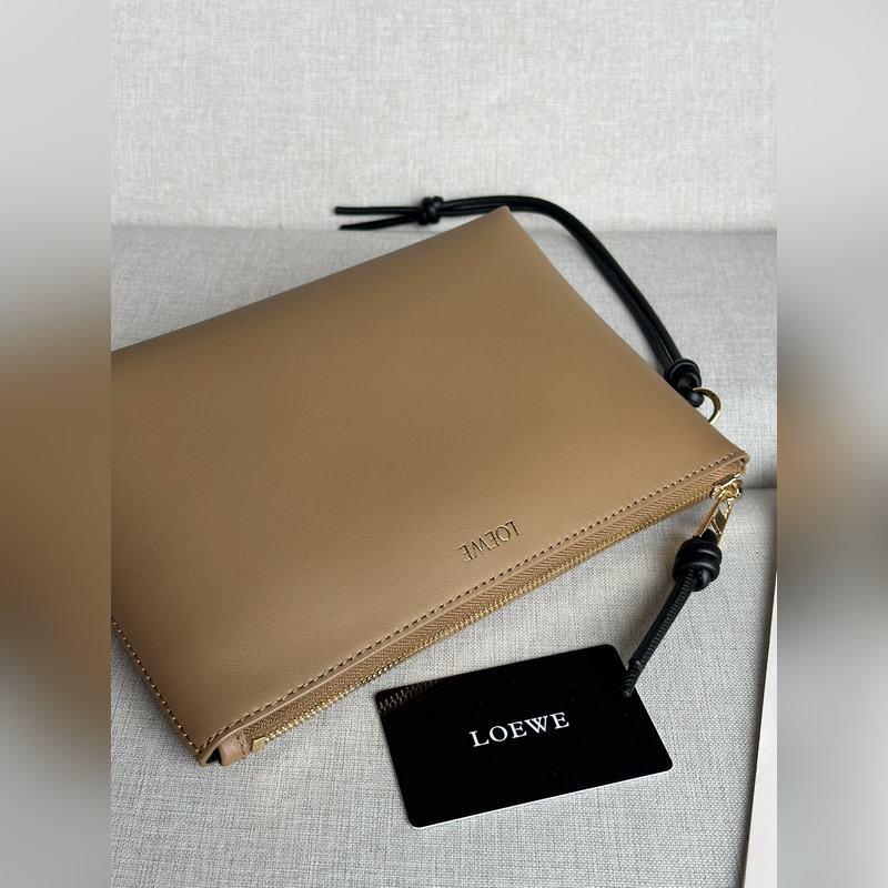 原廠皮 2025新款手包   型號3045亮面納帕牛皮革Knot T 亮