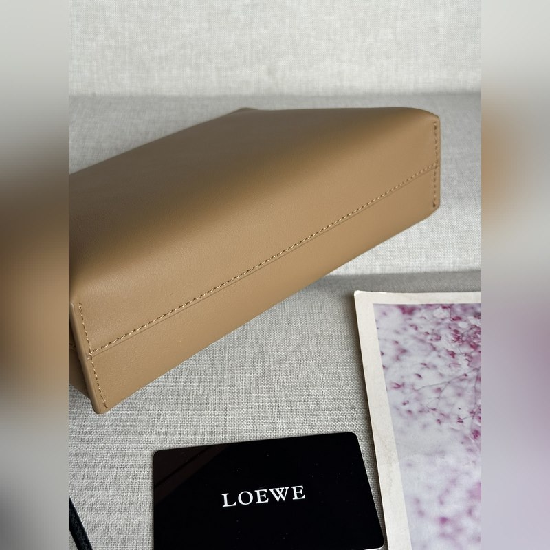 原廠皮 2025新款手包   型號3045亮面納帕牛皮革Knot T 亮