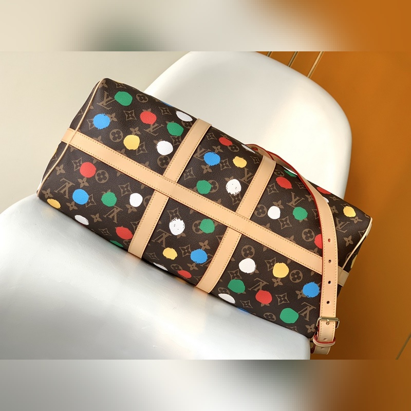 M46377頂級(jí)原單 日本藝術(shù)家草間彌生以波點(diǎn)圖案闡述腦海中的藝術(shù)幻境和色彩癡迷