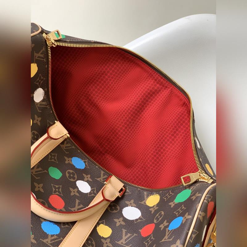 M46377頂級(jí)原單 日本藝術(shù)家草間彌生以波點(diǎn)圖案闡述腦海中的藝術(shù)幻境和色彩癡迷