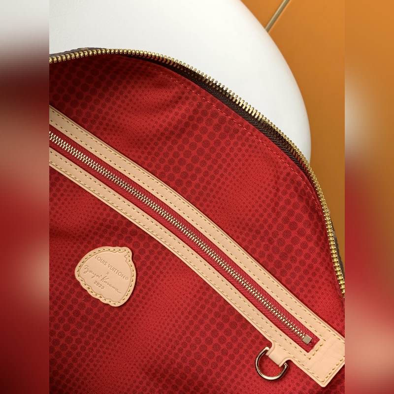 M46377頂級(jí)原單 日本藝術(shù)家草間彌生以波點(diǎn)圖案闡述腦海中的藝術(shù)幻境和色彩癡迷