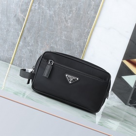 頂級原單品質！ 型號819這款實用而時尚的小包選用再生尼龍(Re-Nylon)打