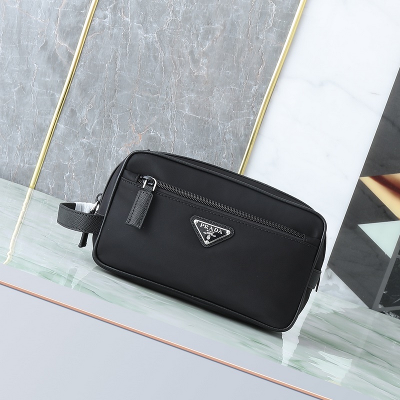 頂級(jí)原單品質(zhì)！ 型號(hào)819這款實(shí)用而時(shí)尚的小包選用再生尼龍(Re-Nylon)打