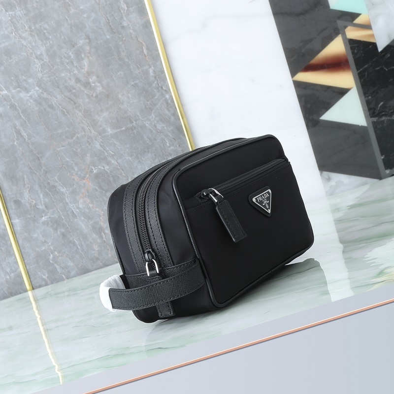 頂級(jí)原單品質(zhì)！ 型號(hào)819這款實(shí)用而時(shí)尚的小包選用再生尼龍(Re-Nylon)打