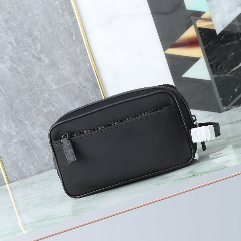 頂級(jí)原單品質(zhì)！ 型號(hào)819這款實(shí)用而時(shí)尚的小包選用再生尼龍(Re-Nylon)打