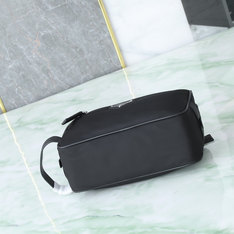 頂級(jí)原單品質(zhì)！ 型號(hào)819這款實(shí)用而時(shí)尚的小包選用再生尼龍(Re-Nylon)打