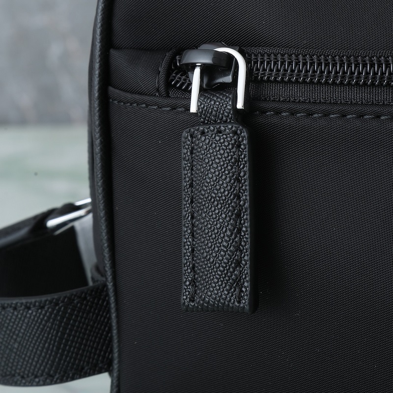 頂級(jí)原單品質(zhì)！ 型號(hào)819這款實(shí)用而時(shí)尚的小包選用再生尼龍(Re-Nylon)打