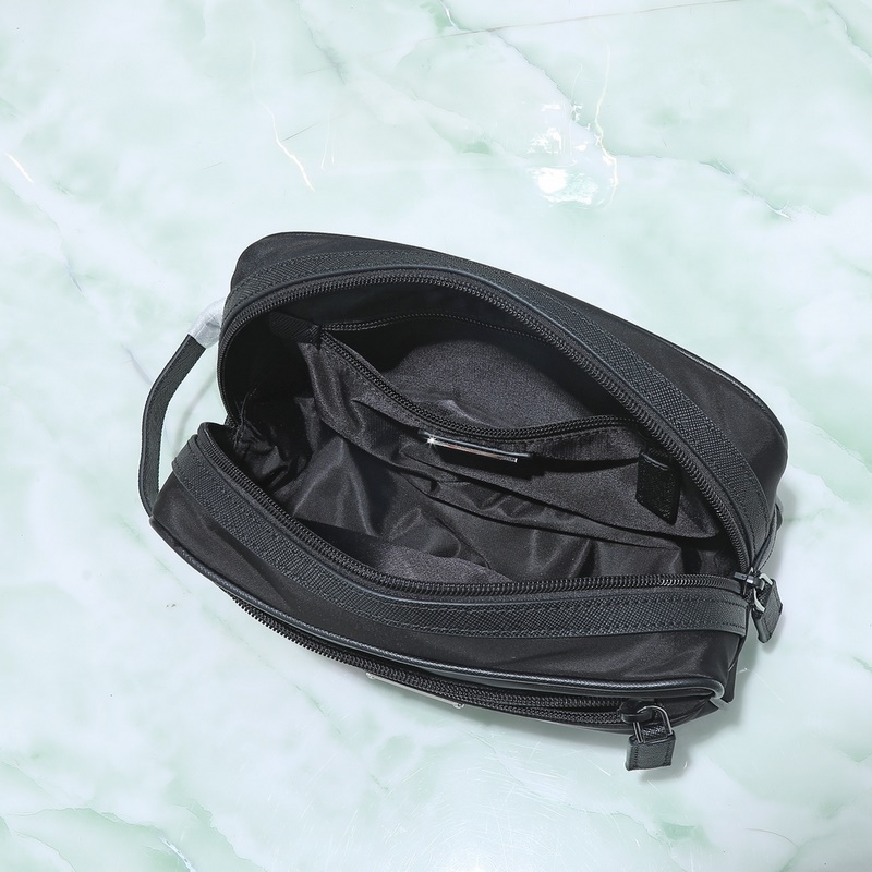 頂級(jí)原單品質(zhì)！ 型號(hào)819這款實(shí)用而時(shí)尚的小包選用再生尼龍(Re-Nylon)打